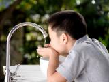 jongetje drinkt water.jpg (JPEG afbeelding; 679KB
